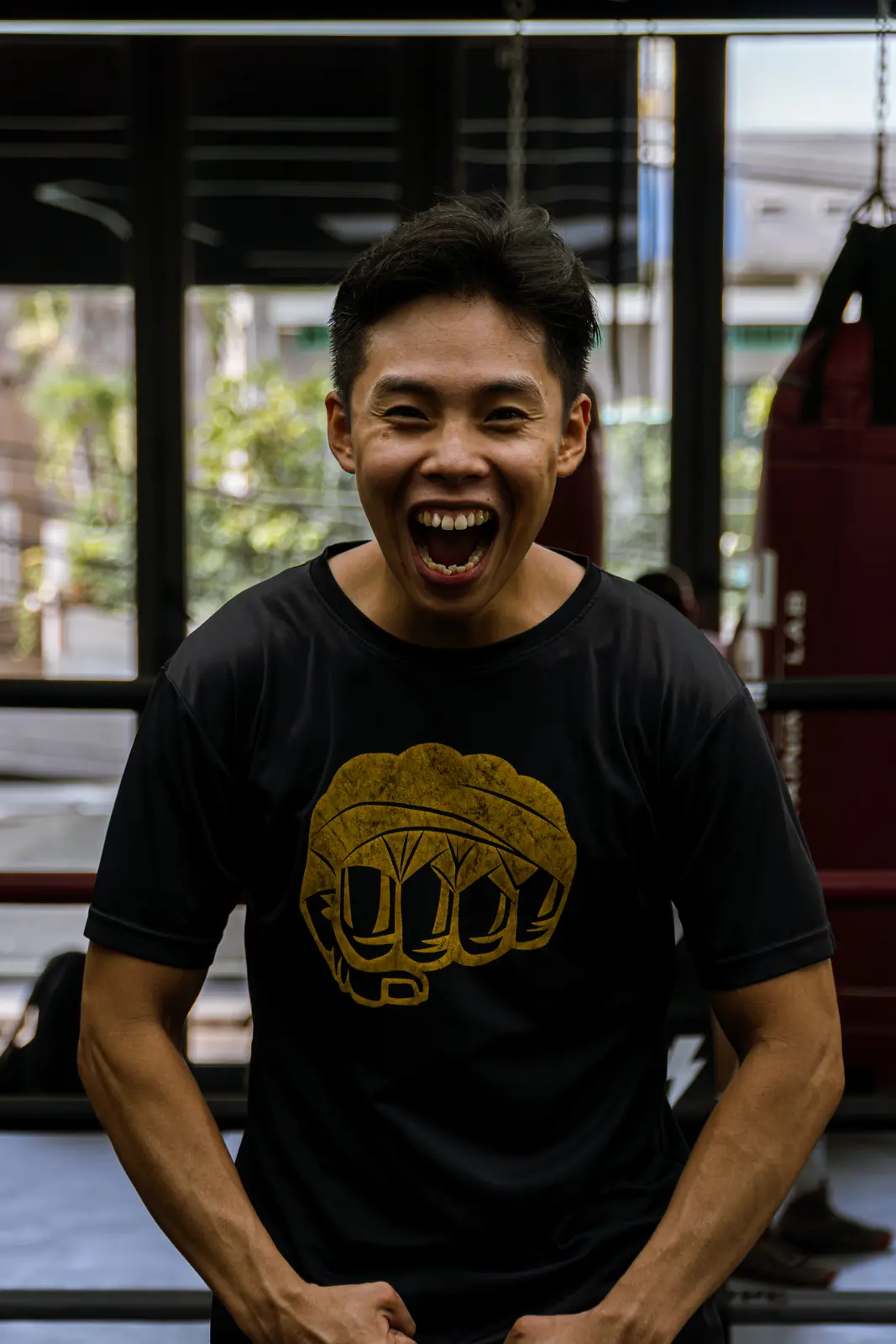 Coach Kiên cười lớn, gồng tay tại HYPE