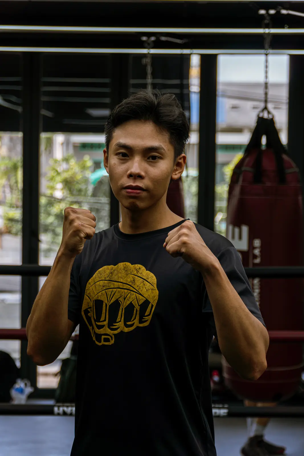 Coach Kiên giơ hai nắm đấm thủ thế tại HYPE