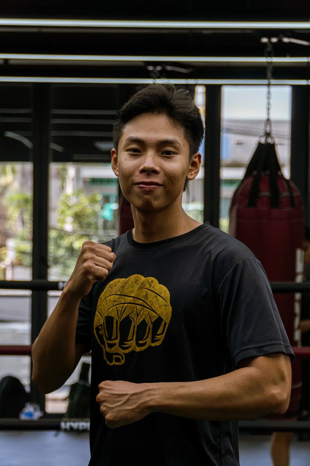 Coach Kiên mỉm cười, giơ nắm đấm tạo dáng tại HYPE