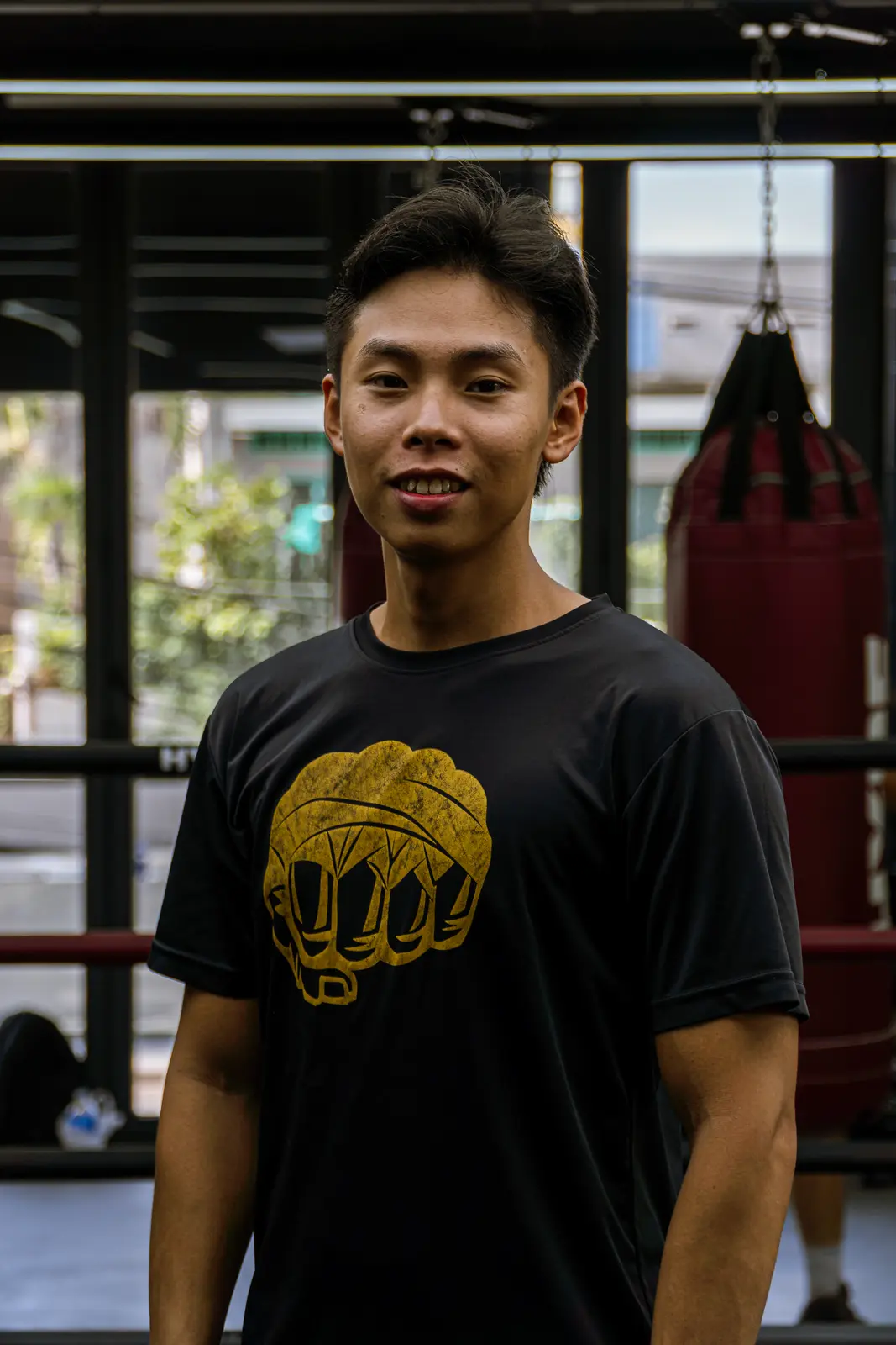 Coach Kiên mỉm cười, đứng thả lỏng trước bao cát tại HYPE