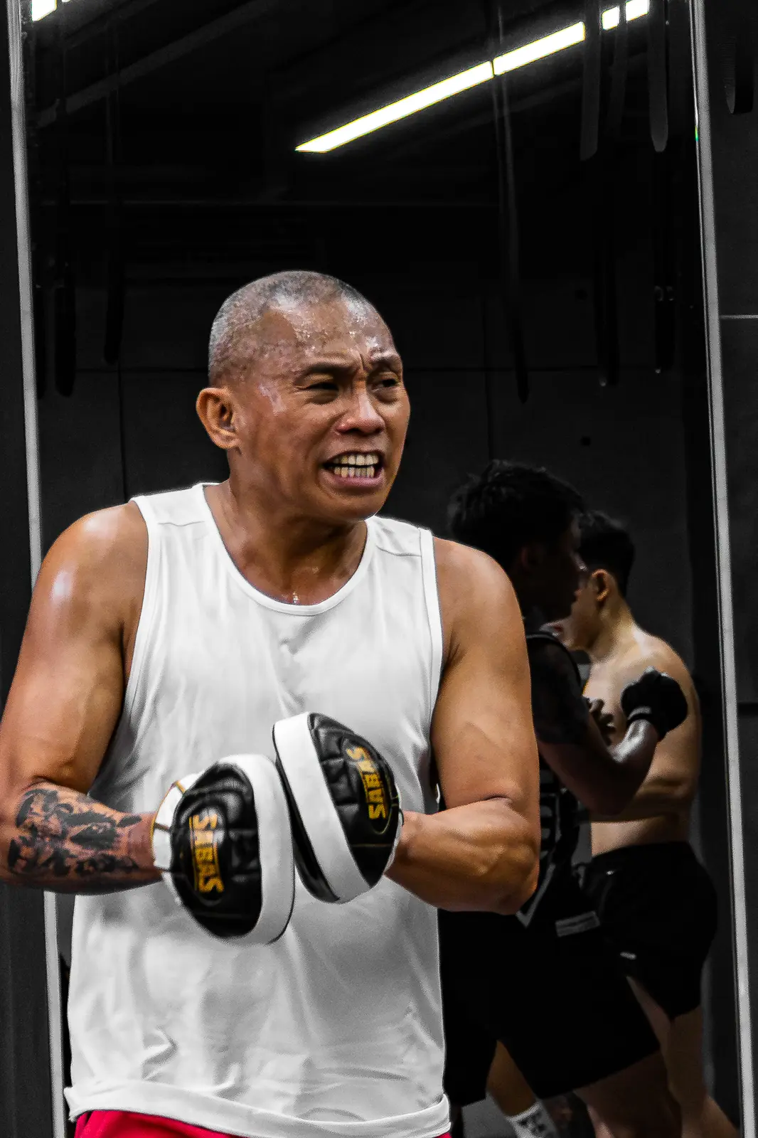 Coach HYPE cầm đích đỡ đòn trong buổi tập tại HYPE
