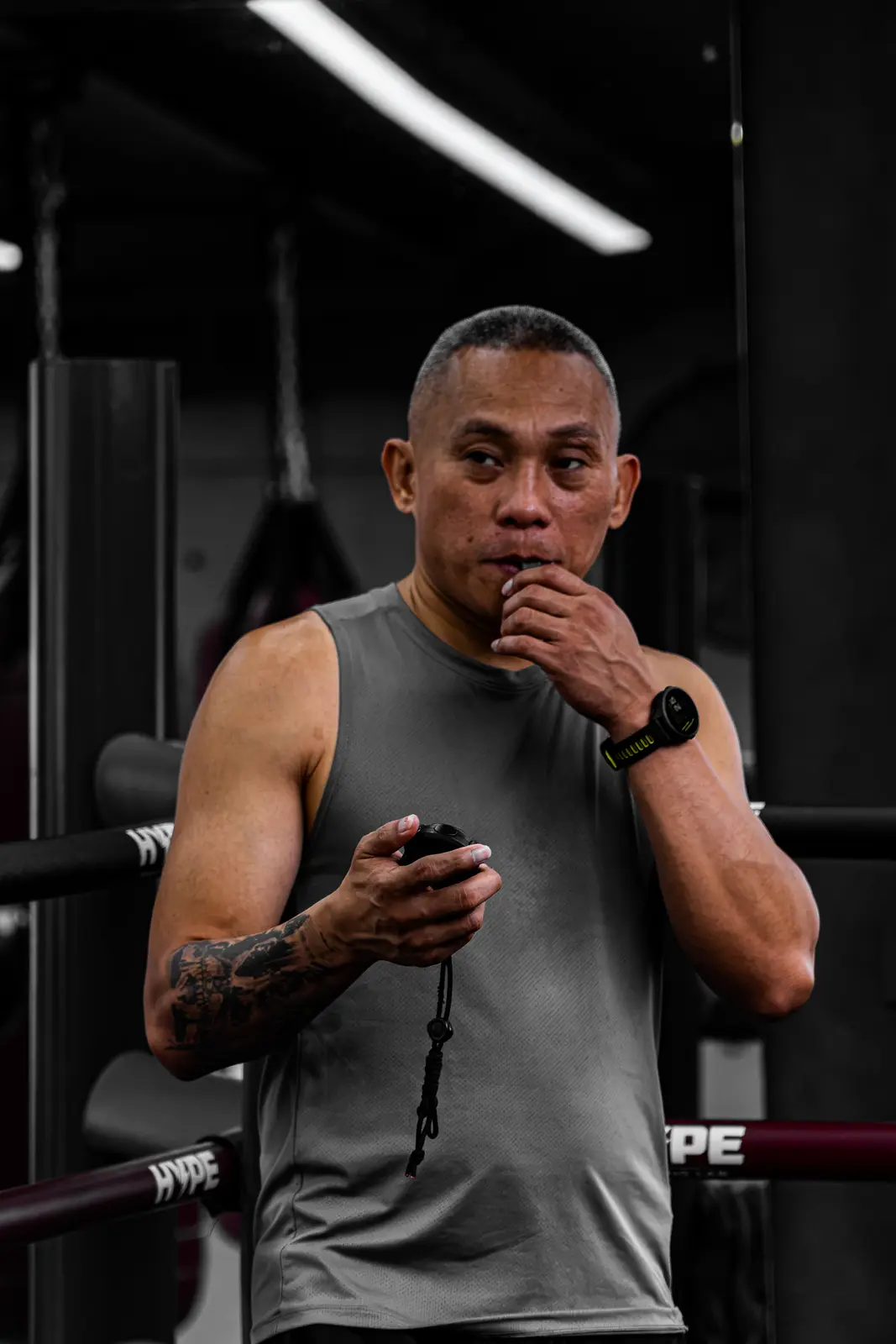 Coach HYPE thổi còi, cầm đồng hồ bấm giờ bên võ đài tại HYPE