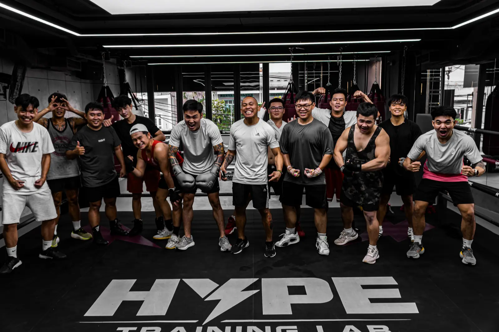 Cộng đồng HYPE — ảnh tập thể vui vẻ trên sàn tập