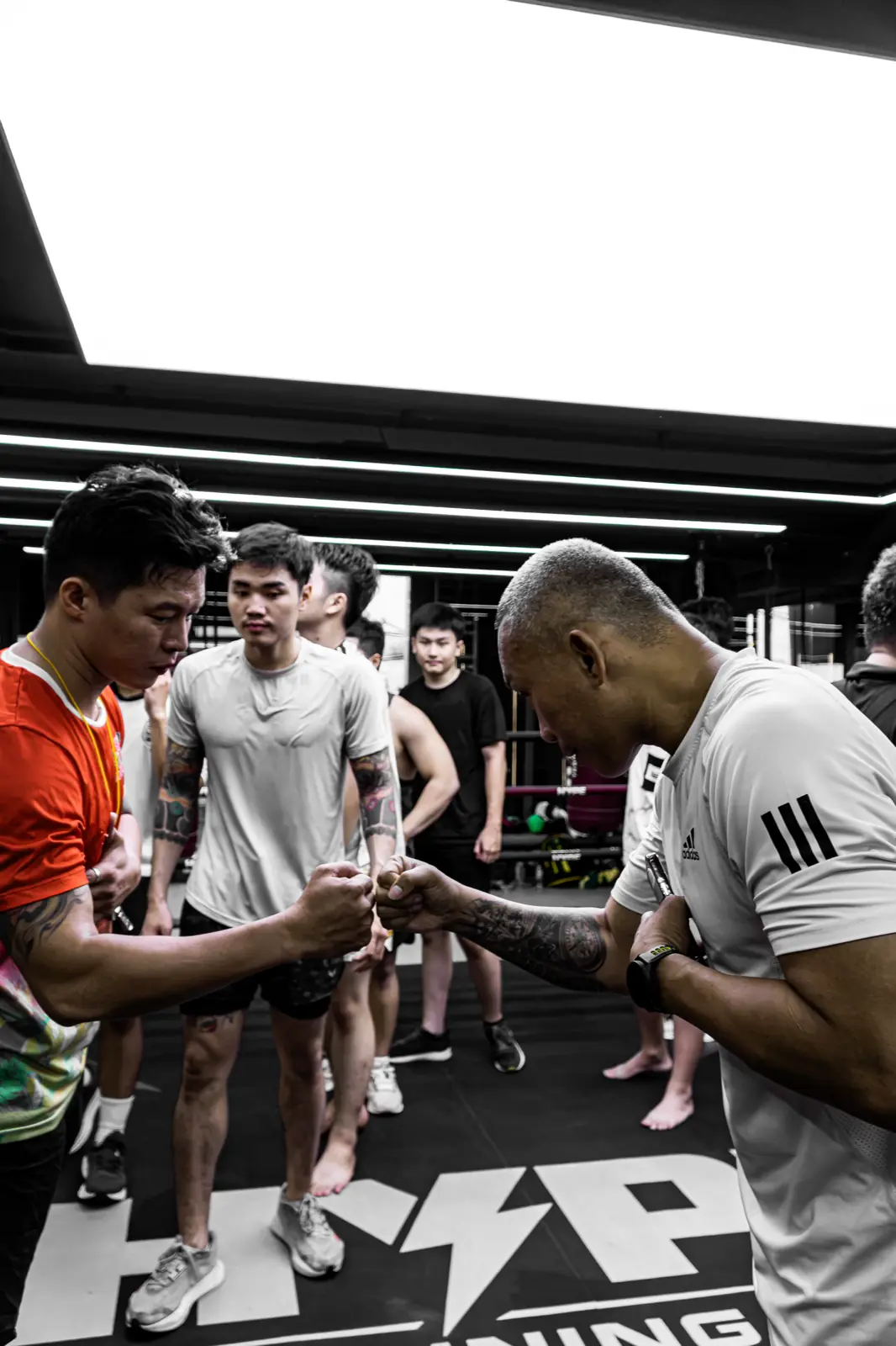 Cộng đồng HYPE — HLV chạm tay chào học viên