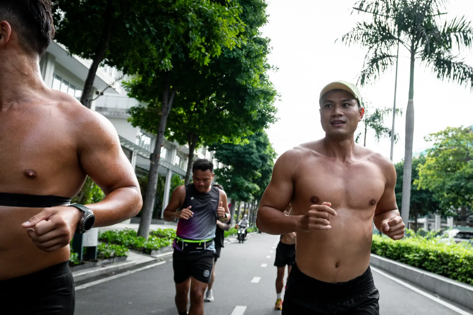 Cộng đồng HYPE — thành viên cười vui khi chạy bộ