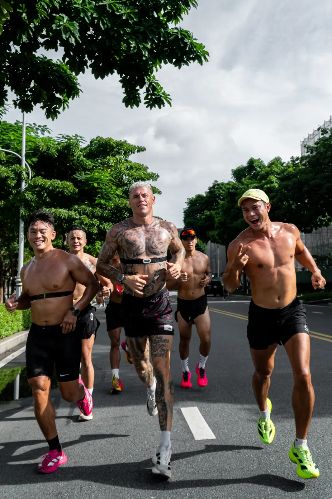 Cộng đồng HYPE — nhóm chạy bộ ngoài trời nhìn trực diện