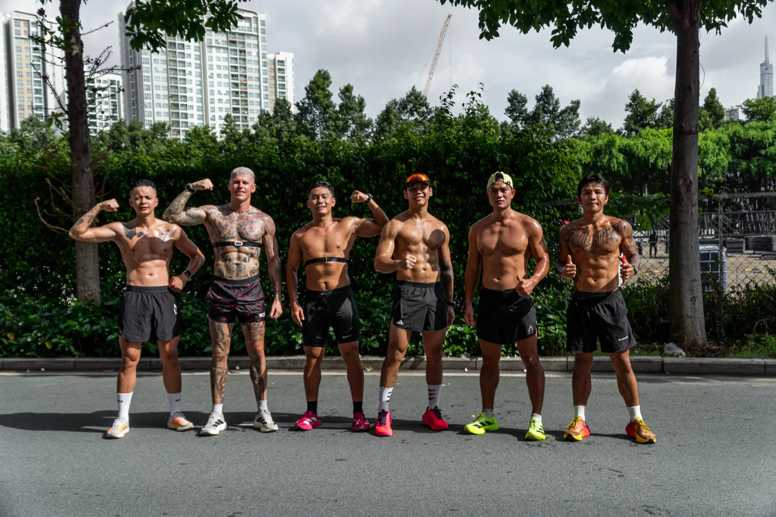 Cộng đồng HYPE — nhóm chạy bộ tạo dáng sau buổi chạy