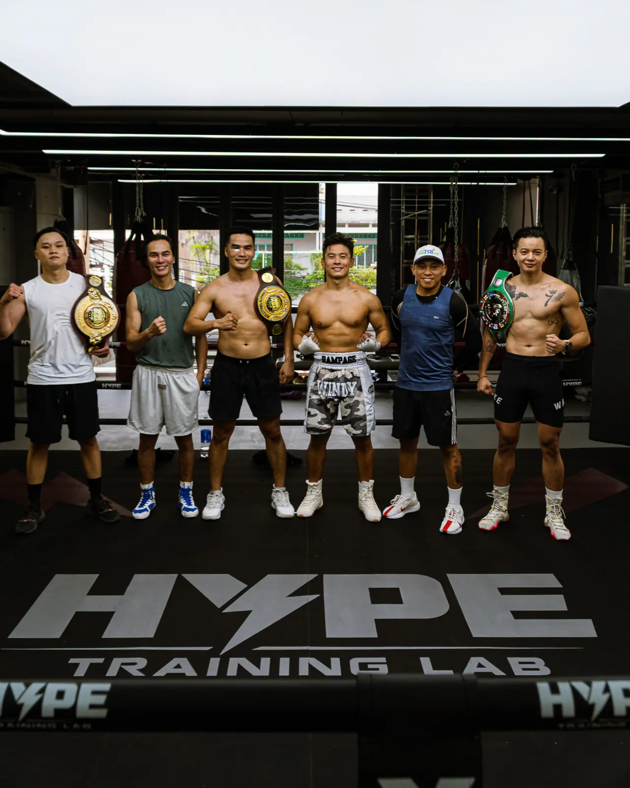 Cộng đồng HYPE — nhóm võ sĩ tạo dáng trên sàn logo HYPE