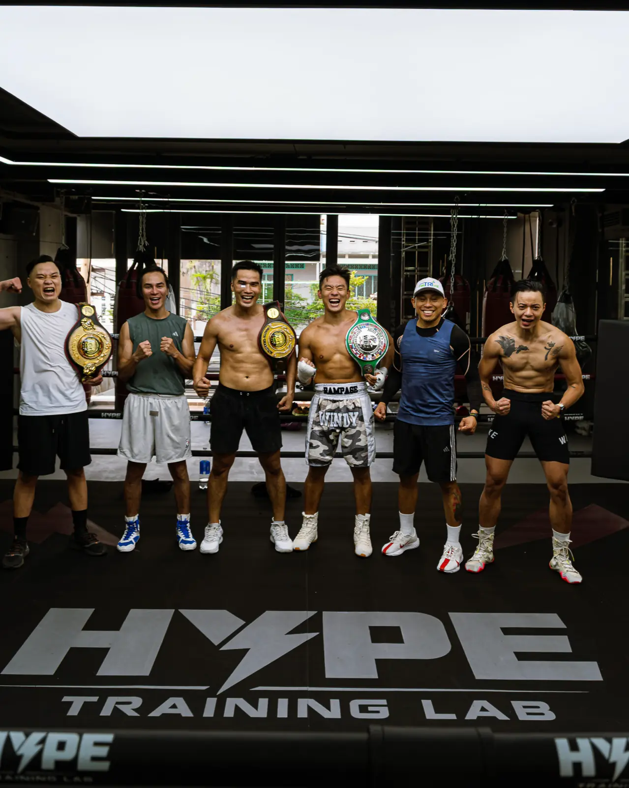 Cộng đồng HYPE — ảnh chung nhóm võ sĩ trên sàn tập