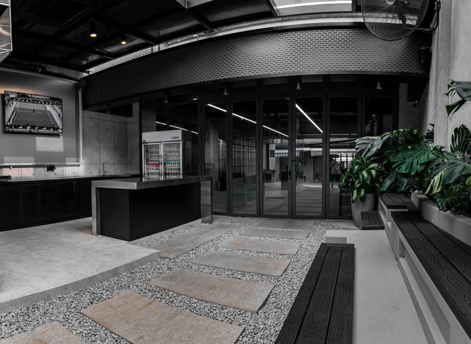 Khu lounge tại HYPE — lối vào, quầy lễ tân và ghế băng