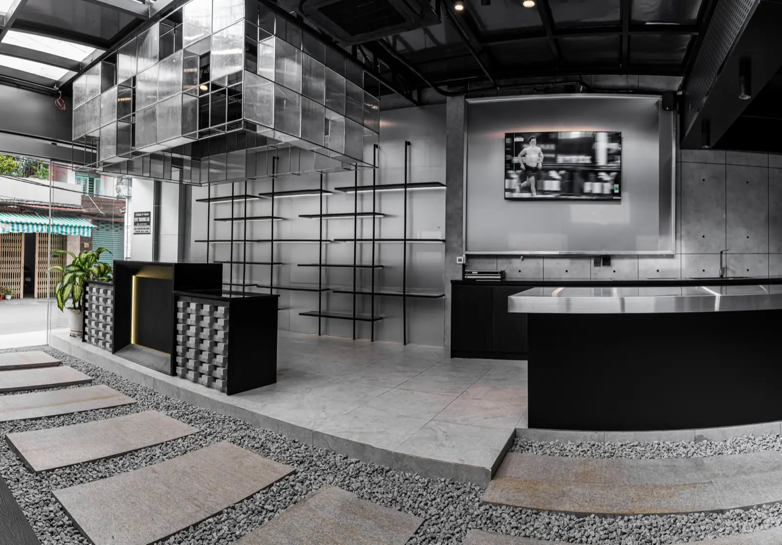 Khu lounge tại HYPE — toàn cảnh quầy lễ tân và lối đi đá