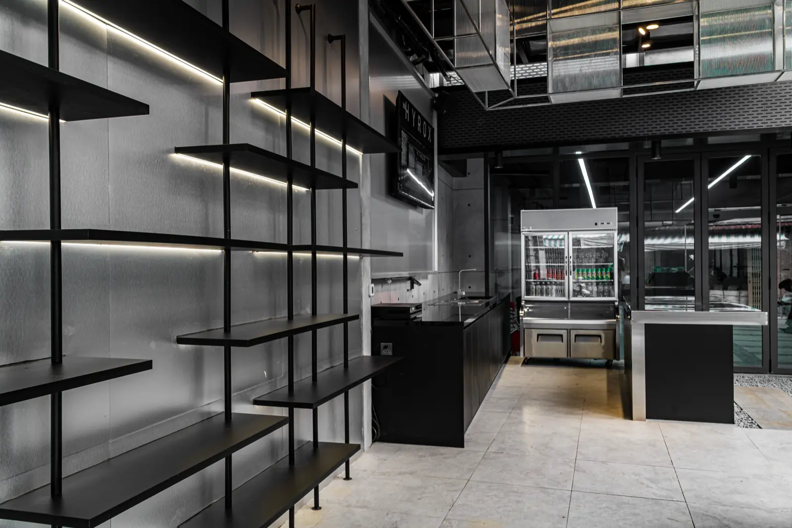 Khu lounge tại HYPE — kệ kim loại và quầy bar