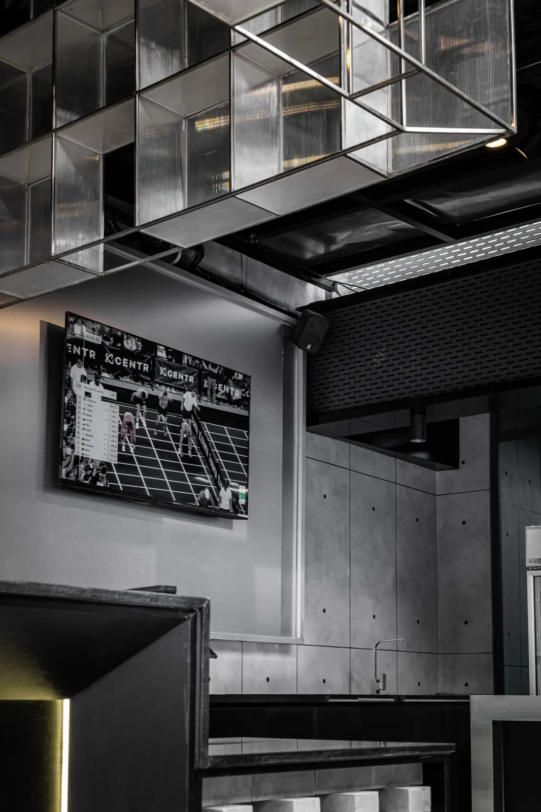 Khu lounge tại HYPE — quầy bar và màn hình treo tường