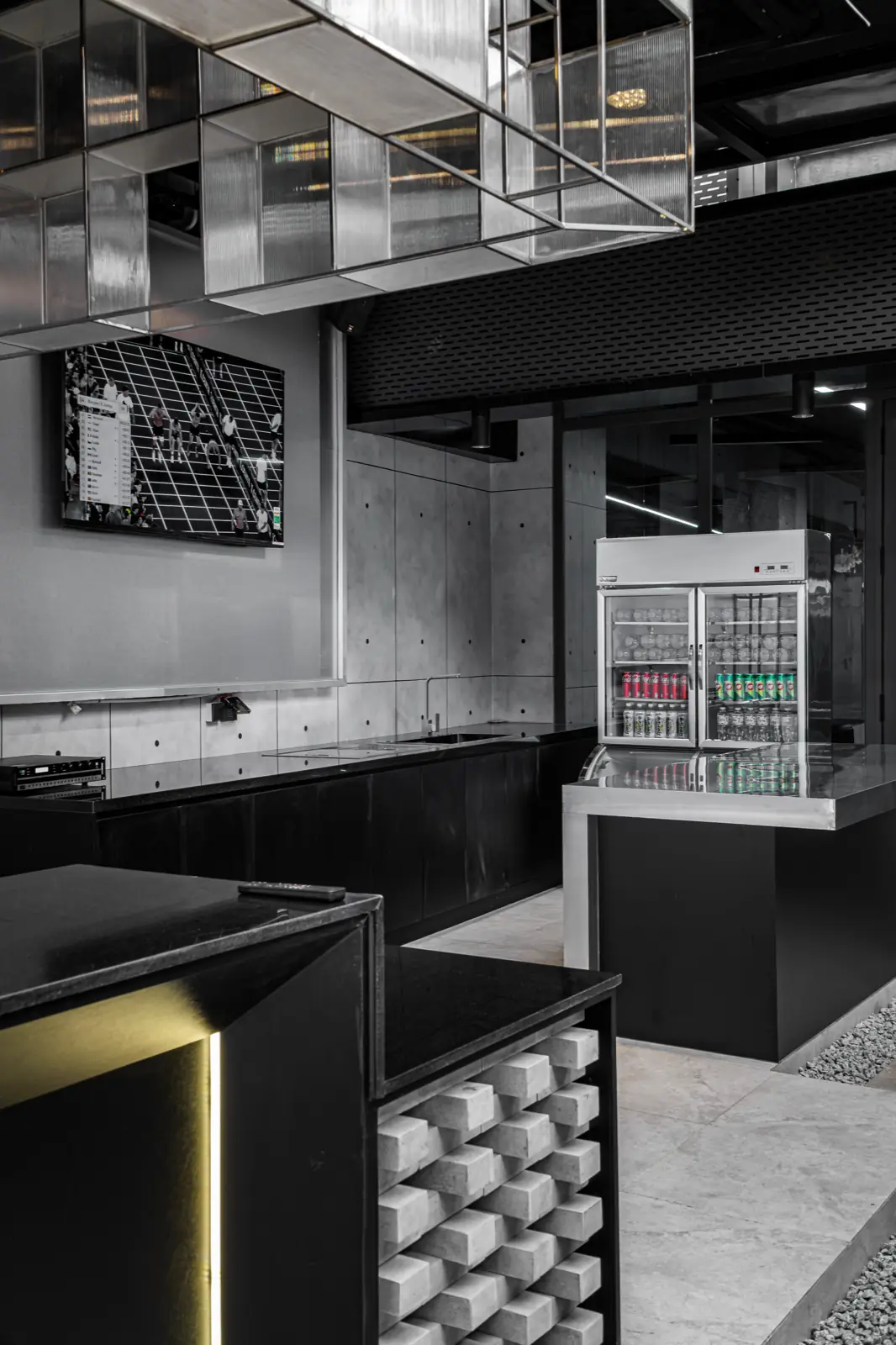 Khu lounge tại HYPE — quầy bar và tủ lạnh đồ uống