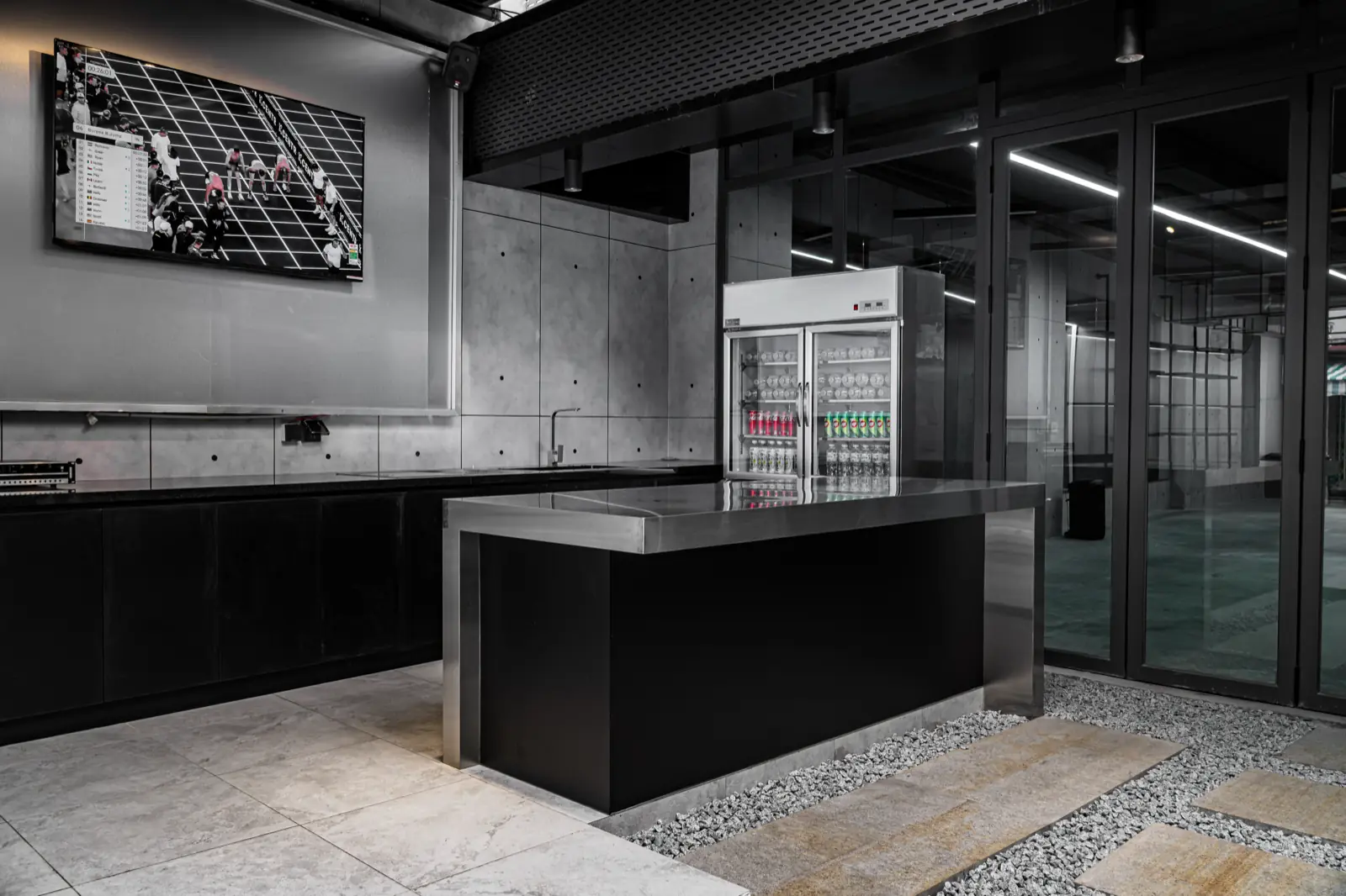 Khu lounge tại HYPE — quầy bar inox và tủ đồ uống