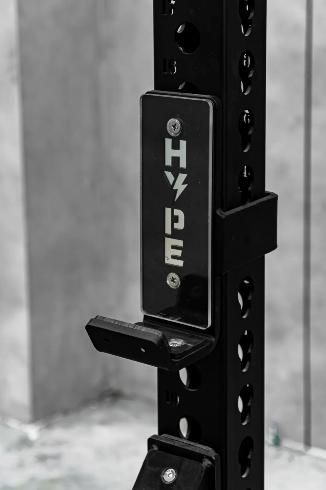 Khu Strength tại HYPE — logo HYPE trên trụ giàn tạ