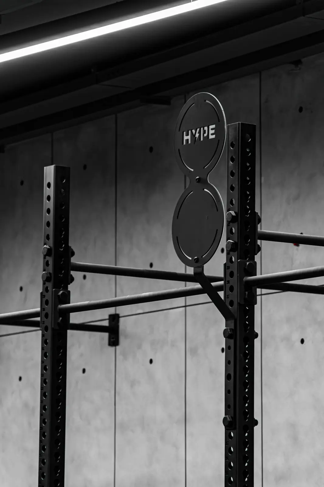 Khu Strength tại HYPE — giàn tạ gắn tường với giá bánh tạ HYPE