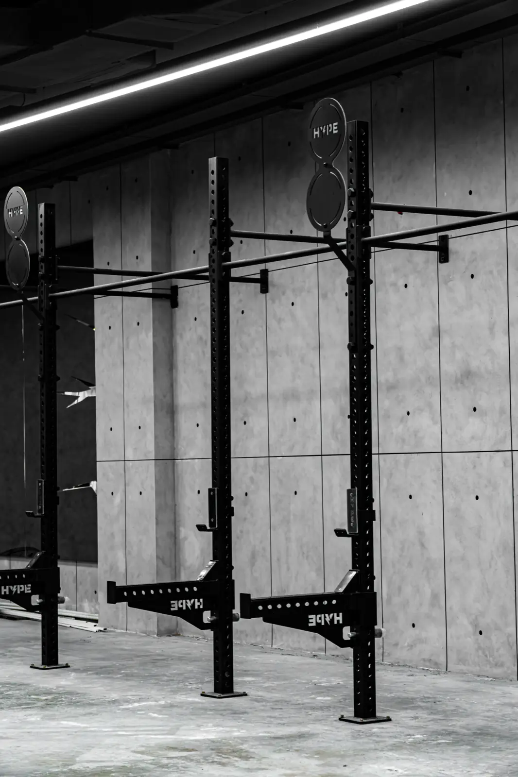 Khu Strength tại HYPE — các giàn tạ gắn tường bê tông