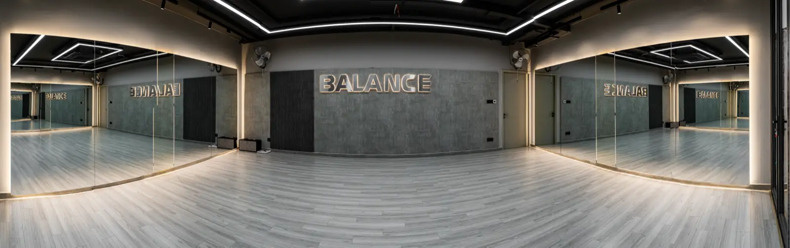 Phòng Balance tại HYPE — toàn cảnh phòng tập với gương lớn