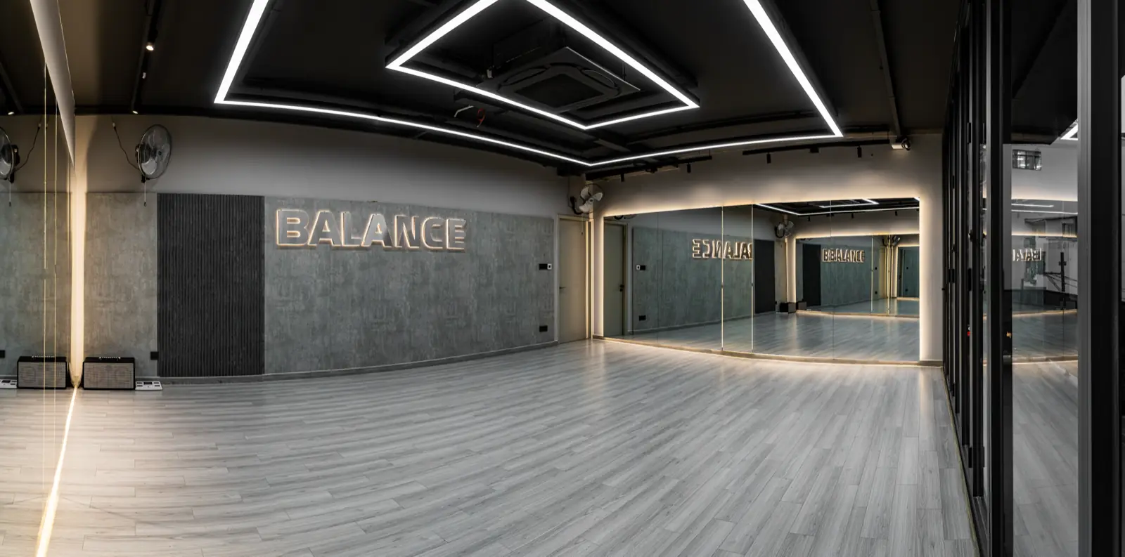 Phòng Balance tại HYPE — toàn cảnh phòng với chữ BALANCE