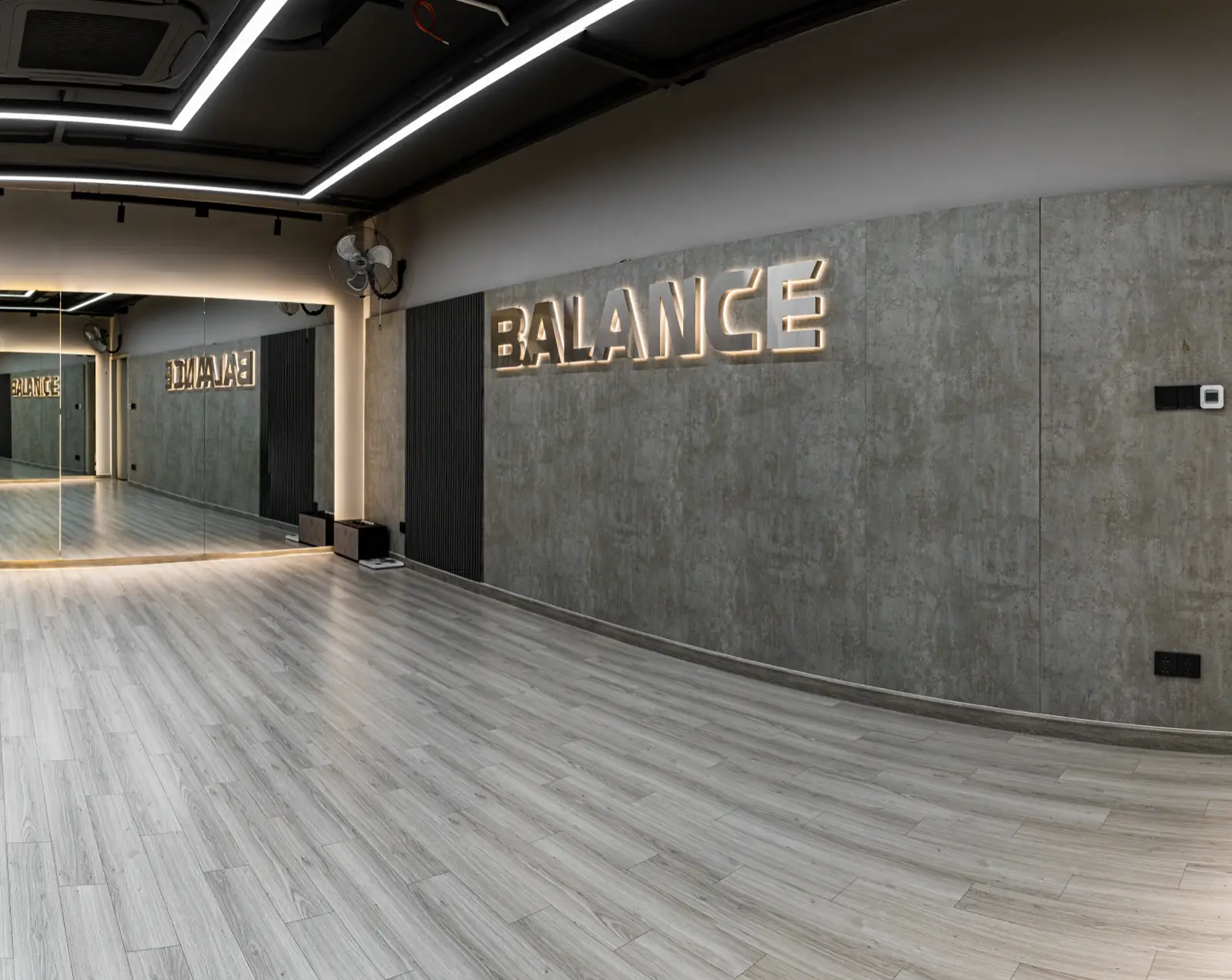 Phòng Balance tại HYPE — sàn gỗ và chữ BALANCE trên tường