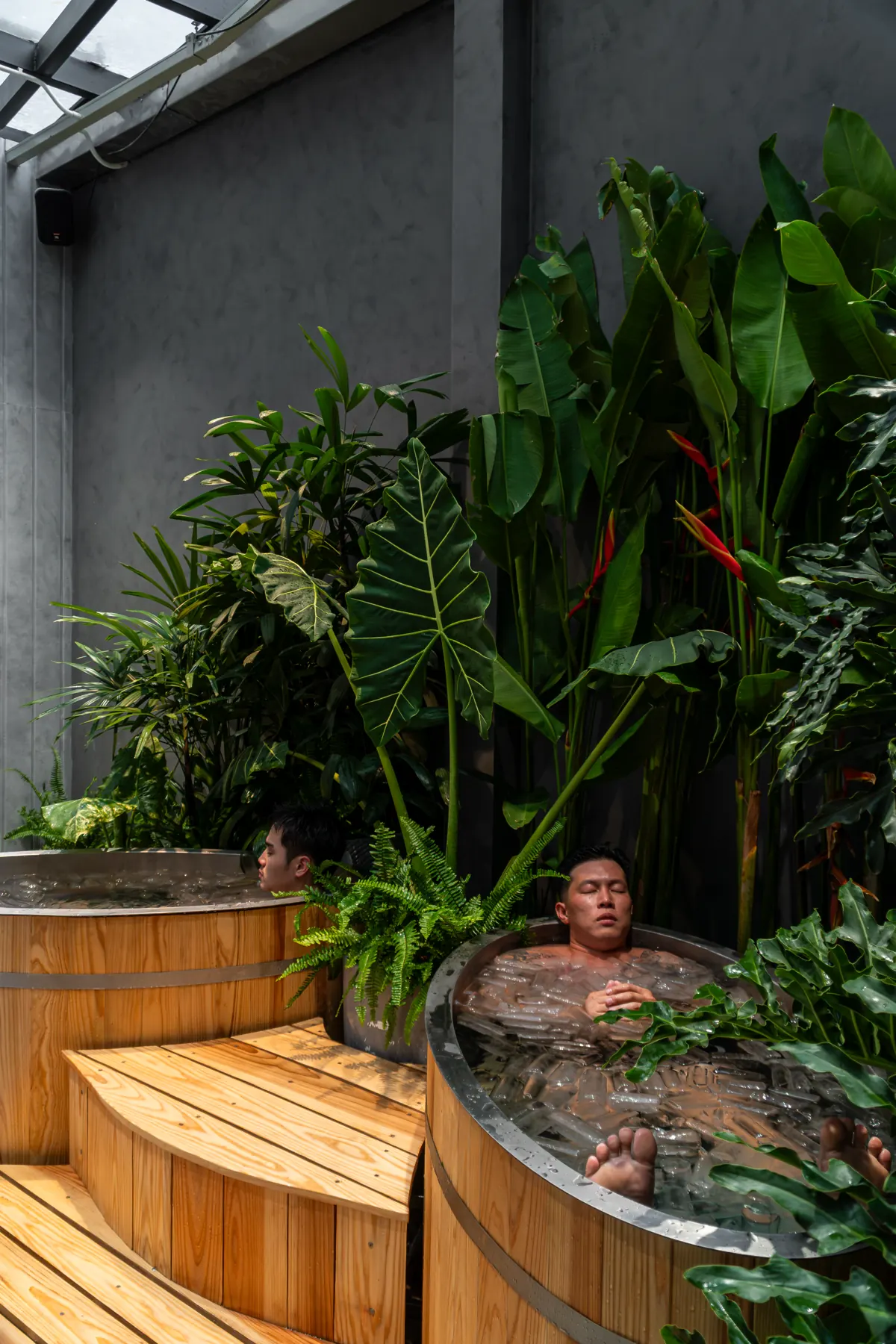 Hội viên ngâm bồn Ice Bath giữa cây xanh trong khu Recovery của HYPE