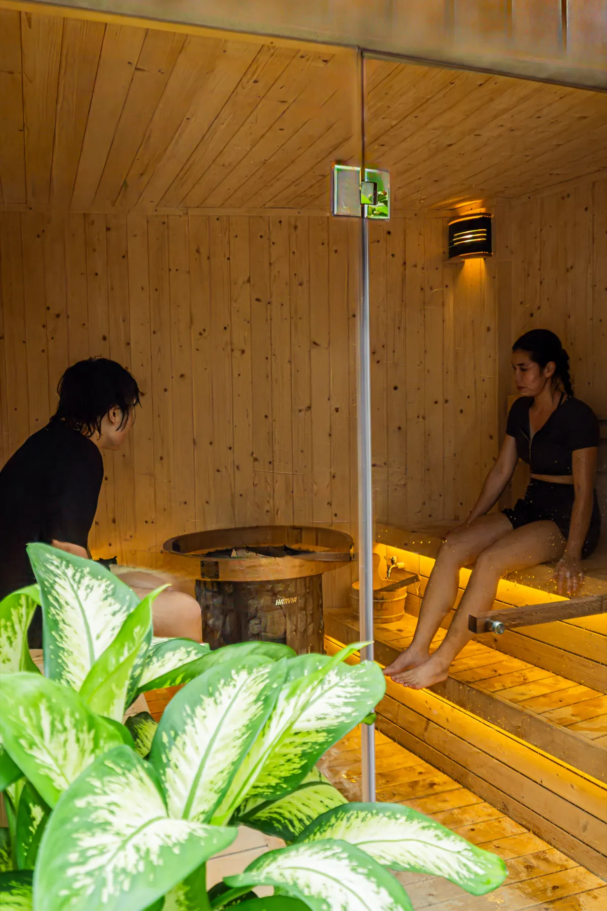 Hai hội viên thư giãn trong phòng Sauna gỗ tại HYPE