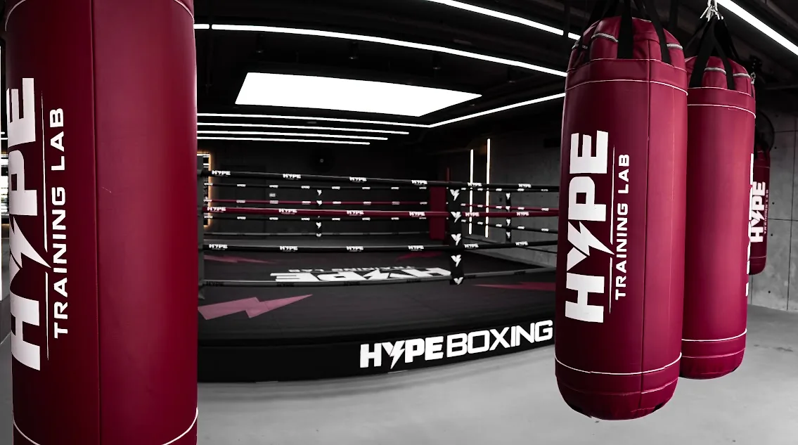 Bao cát đỏ đô HYPE TRAINING LAB treo hai bên sàn đài HYPE BOXING