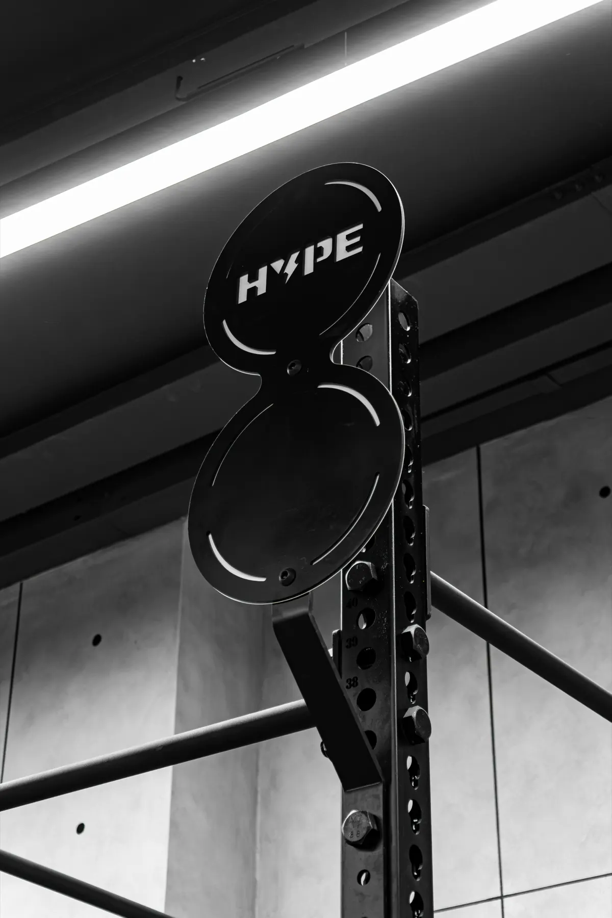 Khu Strength tại HYPE — giá treo bánh tạ có logo HYPE
