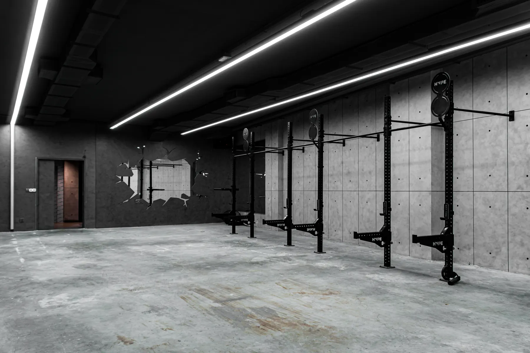 Khu tập tại HYPE Training Lab — toàn cảnh sàn tập rộng dưới đèn LED