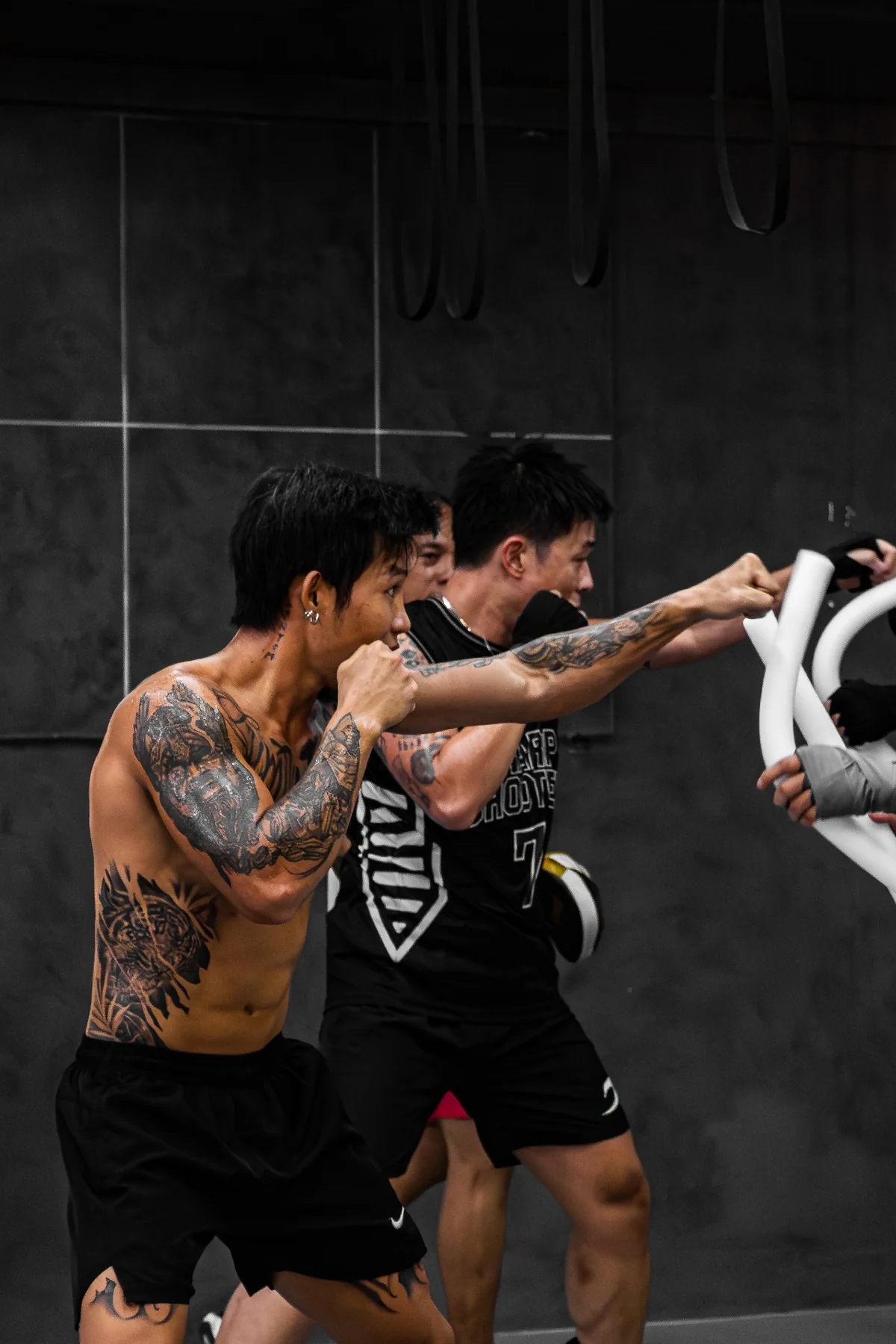 Học viên tập đấm tay không theo hàng trong buổi Boxing